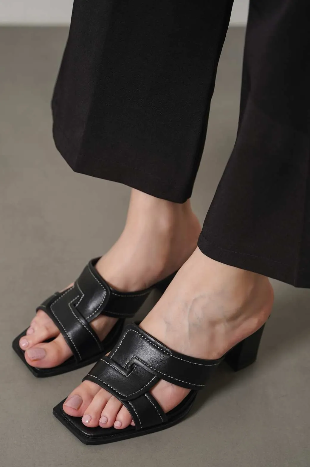 CROSSOVER BLOCK HEELS