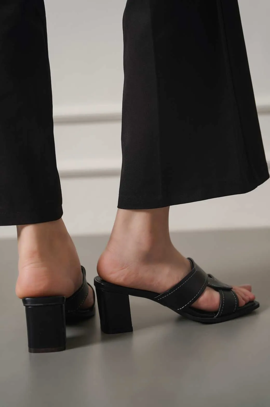 CROSSOVER BLOCK HEELS
